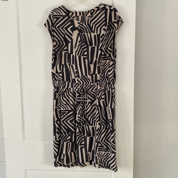 LOFT Dresses & Skirts - ANN TAYLOR LOFT geometric print dress elastic waist drawstring lined